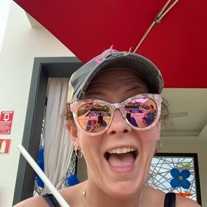 Meet your Posher, Larae